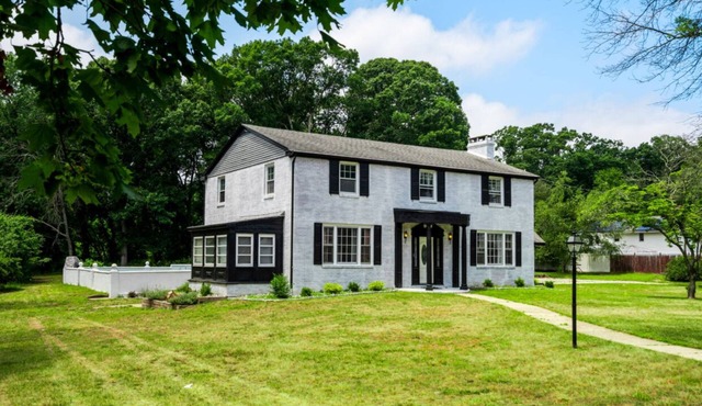 Luxury 7 bedroom Mini-mansion w/pool in Gloucester Township with WiFi, AC, etc