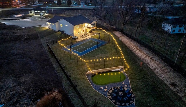 Luxury 7 bed/4 bath, 16 guest, hot tub, EV, firepit, pickleball, golf & more!