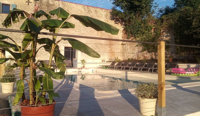 Luxury 7 bedroom house, private swimming pool, short walk to centre of Aubeterre