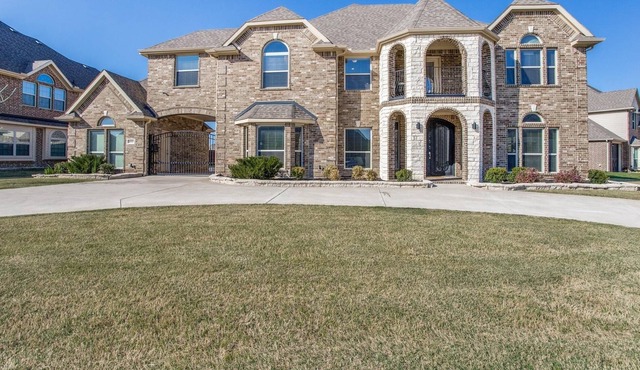 Luxury 7 Bedroom Mansion With Movie Theater and Game Room