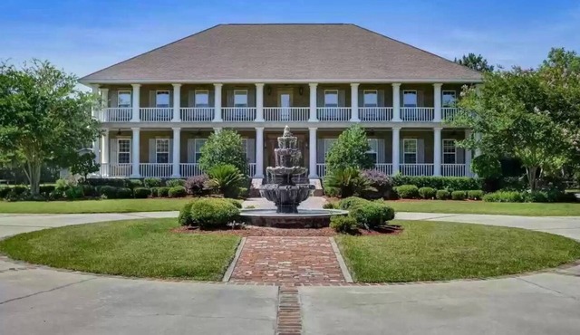 Luxury 7 bedroom mansion with horses, pool, hot tub, pond, swings and fire pit!