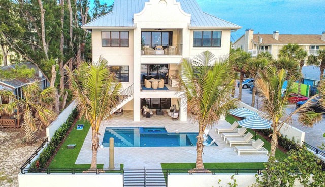 Luxury 7 BR Beach House w/Private Pool. Direct Views of the Gulf of America!