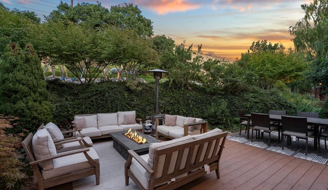 Luxury 7000 SQFT, Sleeps 20 - Bball, VBall, 1 acre