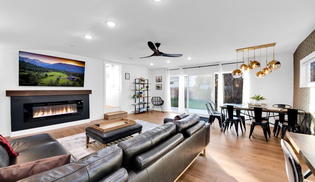 ★LUXURY★ 75' TV Game Room w Pergola, BBQ & Firepit in Quiet Royal Oak Suburbs