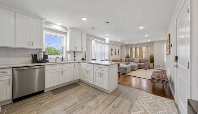 Luxury 7BR Group Retreat that Sleeps 20 | 2 Kitchens | Near NYC + EWR