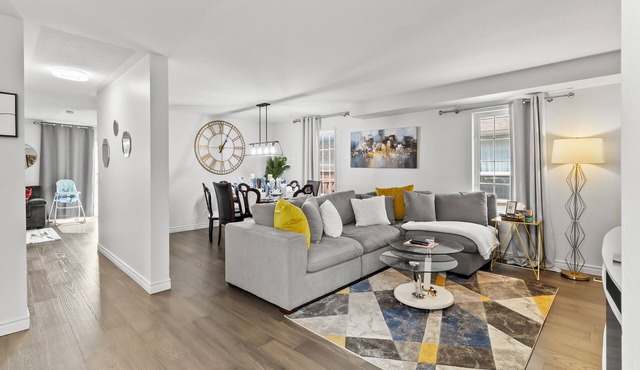 Luxury 7BR Haven in Mississauga| Near Square one| Minutes to Airport| Sleeps 16+