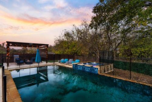 Luxury 7BR Pool Hot Tub & 4 Car Parking