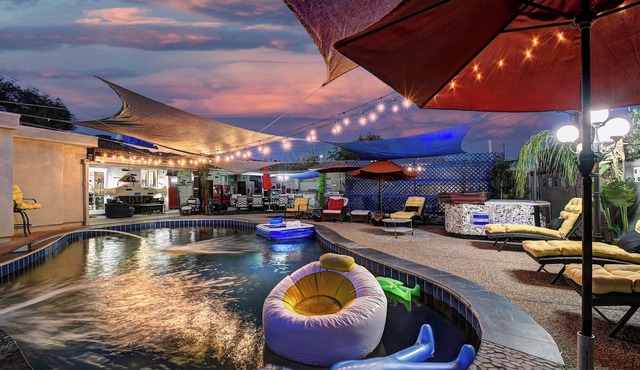 Luxury 7BR Pool & Spa Retreat in Tempe – 7 Kings or 14 Total Beds.