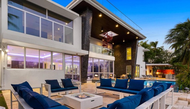 Luxury 7BR Waterfront Villa w/Rooftop, Pool & Dock – Sleeps 14 near Las Olas