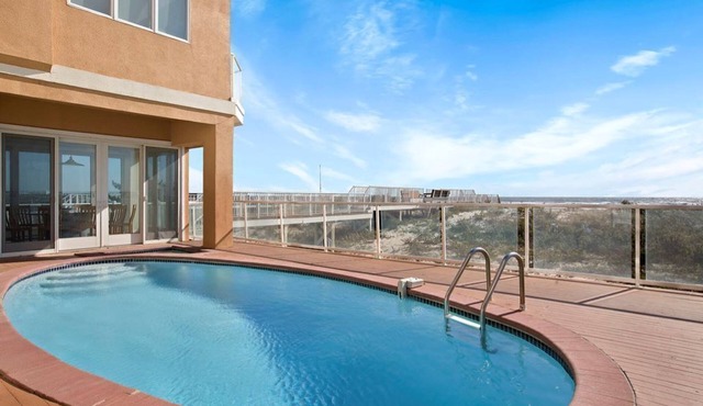 LUXURY 8 BDRM OCEANFRONT HOUSE W/POOL, JACUZZI & HOT TUB FACING THE OCEAN!