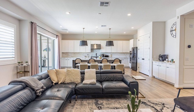 Luxury 8-bed, 2 Huge Masters, Resort Amenities, Close to AAG & All Valley Fwys