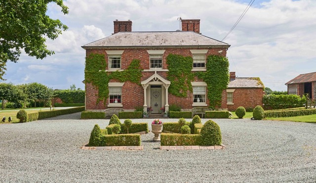 Luxury 8 bedroom manor sleeping 23 guests