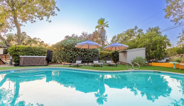 Luxury 8-Sleeper: Pool, HotTub, 8 mins to Sonoma Square, and Deluxe Coffee Bar!