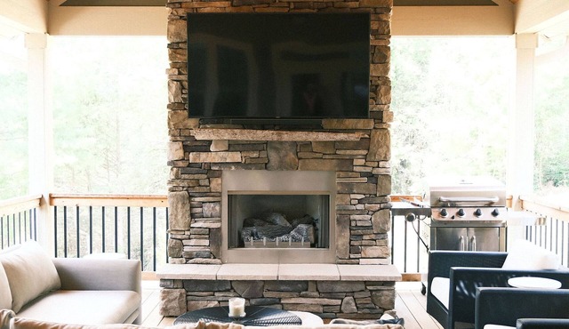 Luxury 8acres professionally decorated, hot tub, outdoor kitchen 15min Asheville