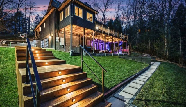 Luxury 8BR Cabin w/Pool, Hot Tub, Views & Arcade