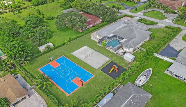 Luxury 8BR Estate w/POOL & Gameroom - 24 Guests