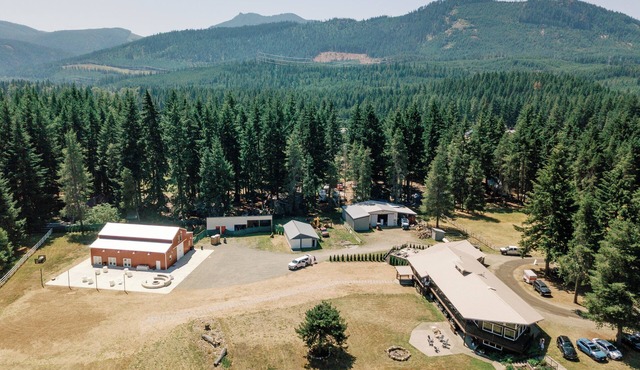 Luxury 8BR Lodge - Sleeps 20 and on 50 Acres of Private Land!