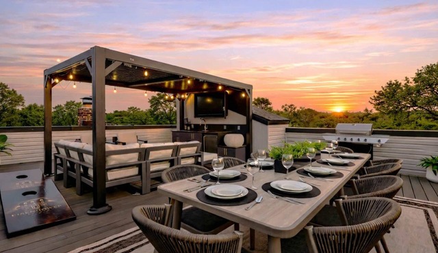 Luxury 8BR & Rooftop | Metro | Parking | Sleeps 18