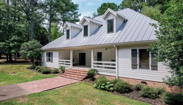 Luxury 9-BR Estate - 3 Homes & Cottage on 14 Acres, 10 Miles to Ole Miss