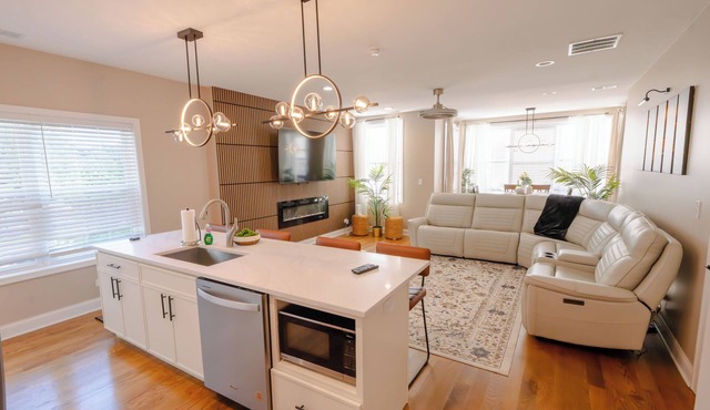 Luxury 9 BR, Villa Mins from Downtown and the Lake.