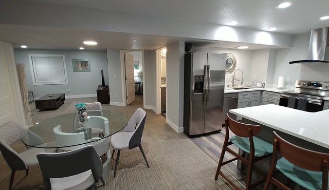 Luxury 900sf 2 Bedroom, full kitchen, Private Entry at Denver International