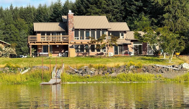 Luxury 9BR Lakefront Retreat/Dock/12 Kayaks/HotTub