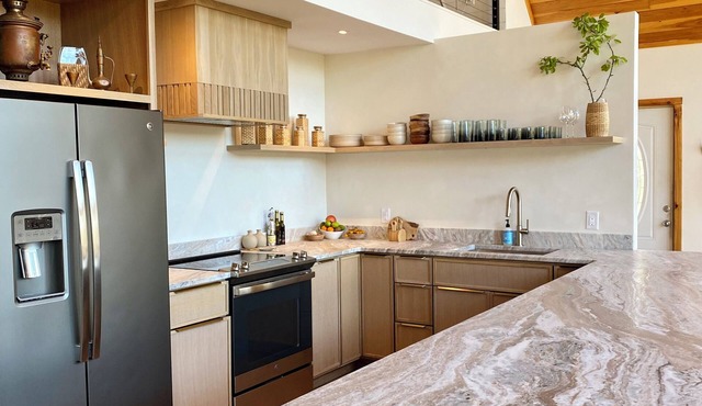 Luxury A-Frame Cabin, Sleeps 12, Cedar Hot Tub, Game Room, Fishing Pond, Views