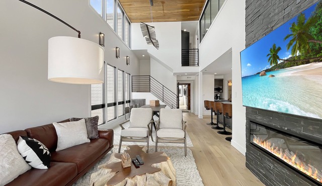 Luxury Abode w/Mountain & Golf Course Views Sleeps 11 Steps to Free Shuttle Perfect for Longer Stays