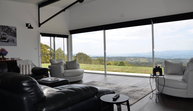 Luxury accommodation - King size beds - stunning views - 5mins to Oberon