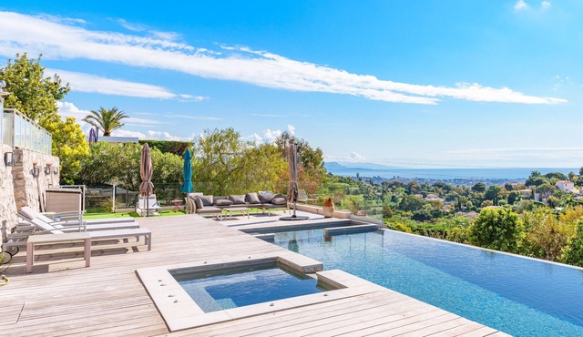 Luxury accommodation with panoramic sea view in a villa high above Cannes