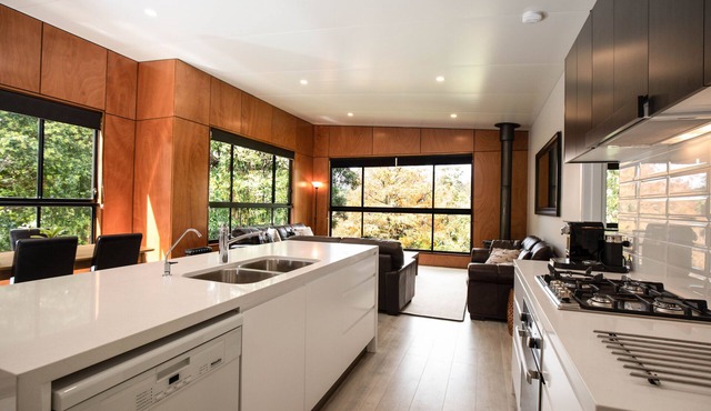 Luxury Accomodation in Rainforest Retreat. Pet friendly house.