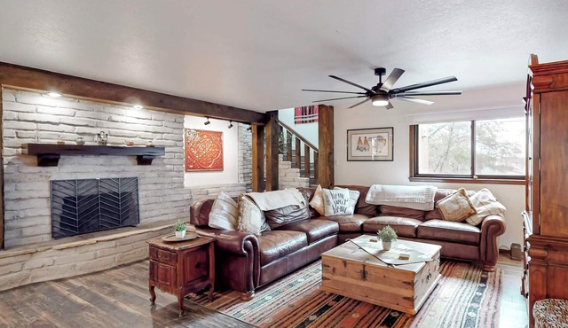Luxury adobe 3 bdrm! Mtn views, trails, easy access