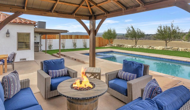 Luxury Adobe in Wine Country w/Pool, Hot Tub & Ping-Pong, 10 min from downtown