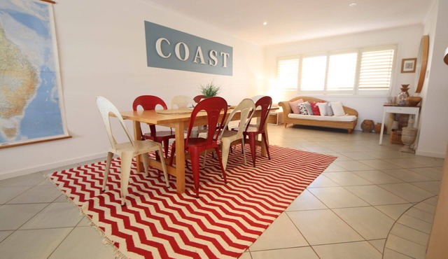 Luxury air conditioned apartment located in the centre of town with lift.