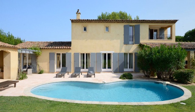 Luxury air-cond. villa with heated pool on the edge of Pont Royal Golf - 12 beds