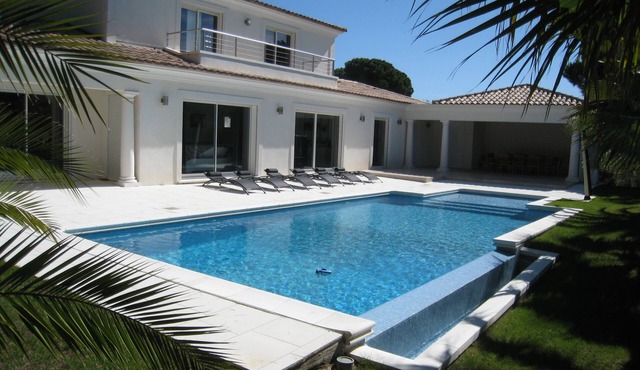 Luxury air-conditioned villa with swimming pool and large enclosed garden near beaches