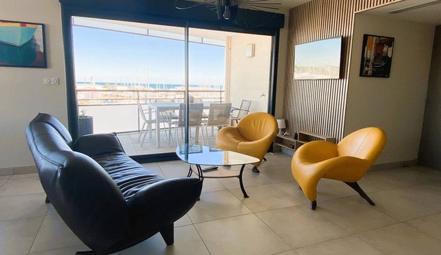 Luxury Air-Conditioned Apartment with Parking and Garage