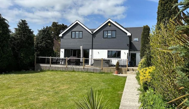 Luxury Air Conditioned 6 Bedroom Hythe Seaside