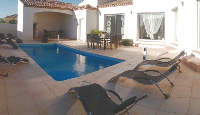 Luxury air-conditioned villa with private pool in Vendres