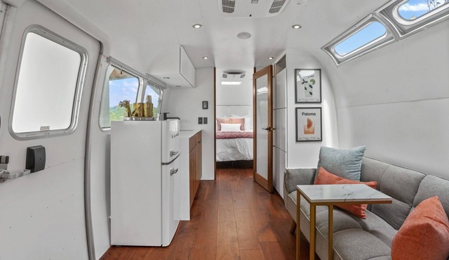 Luxury Airstream Palmera Unit 2 of 6, On-Site Hiking, Private Hot Tub and Sauna