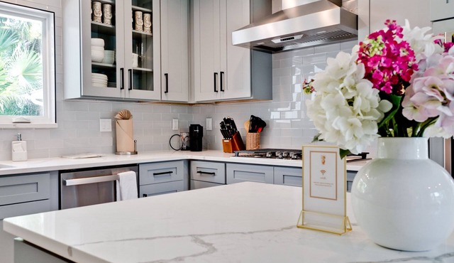 Luxury along Manatee River, close to Anna Maria beaches, heated pool & spa!