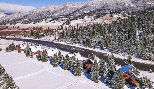 Luxury Along the Gallatin! Huge Spacious Cabin