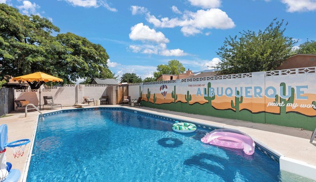 Luxury Amenity Paradise! Sleeps 18 - Pool, Hot Tub, Game Room, Golf, Fire Pit!n