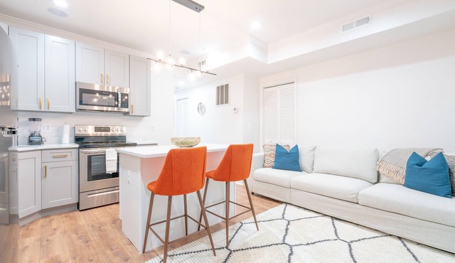 Luxury and Bright Remodeled Suite! Close to dwntn, airport & restaurants. Quiet!