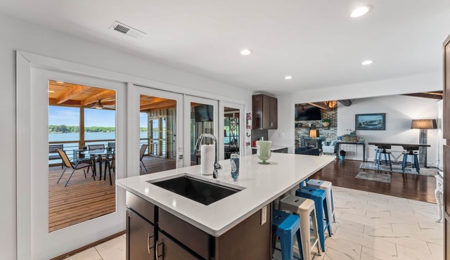 Luxury and Cozy Talladega Lakefront retreat with the best sunset views!