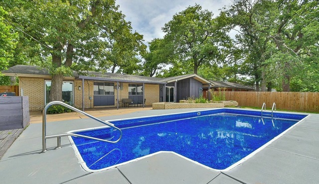 Luxury and Modern Oasis with Heated Pool - 5 min away from the OKC Outlets!