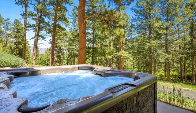 Luxury and Privacy- 30 Days or More with a Hot Tub and Fast Internet!