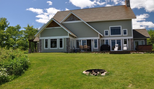 Luxury And Privacy On 10 Acres/3800 Sq Ft Chateau Overlooking Lake Superior