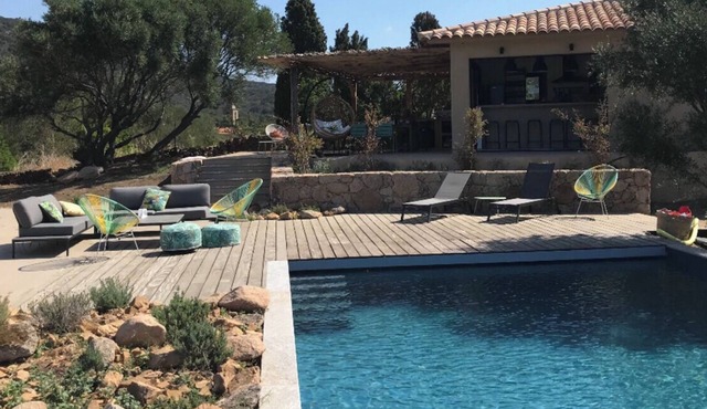 LUXURY AND QUIET VILLA WITH POOL - 10 mins FROM THE BEACHES