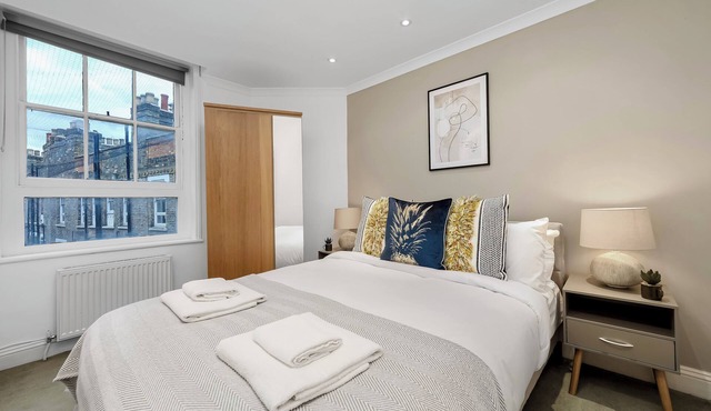 Luxury and Spacious 2 Bedroom 1 Bathroom Apartment